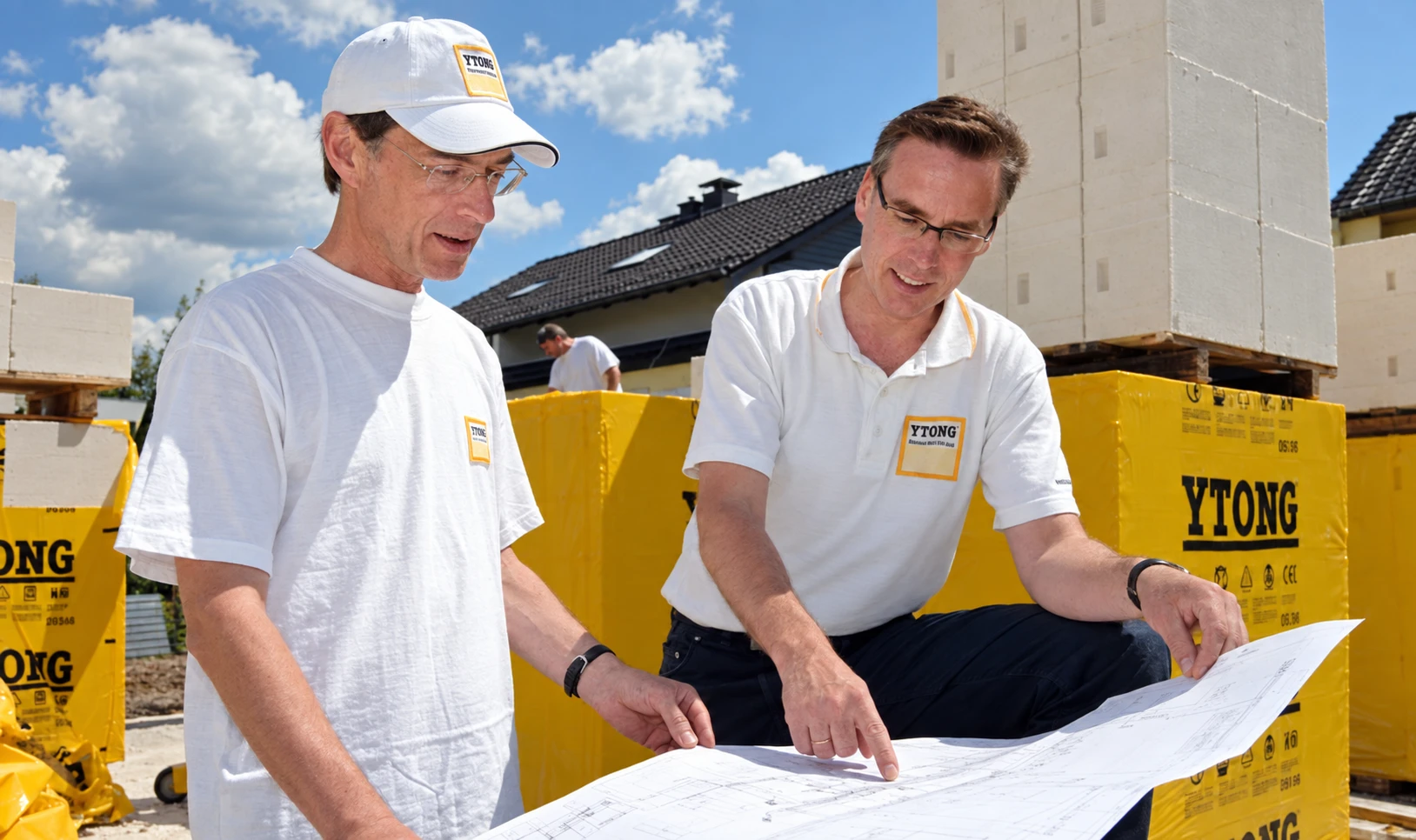 Bauherren und Fachberater besprechen einen Bauplan