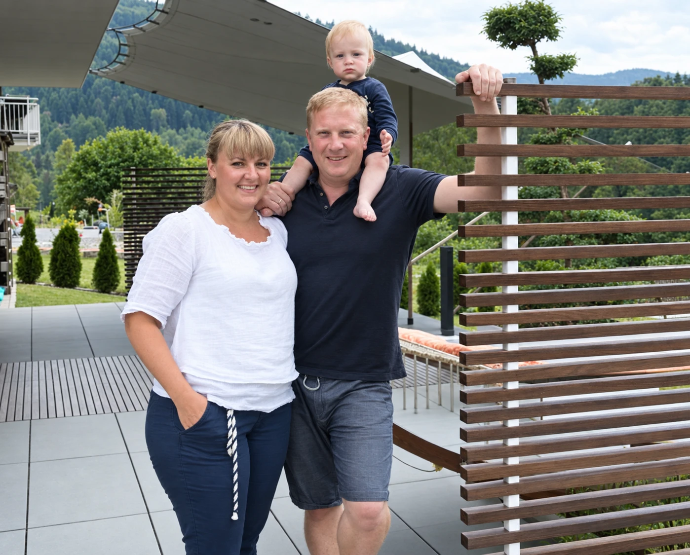 Bauherren vor ihrem fertiggestellten Haus