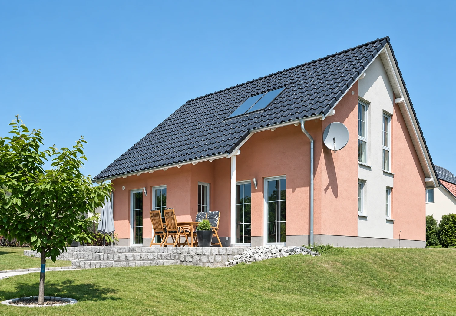Fertiggestelltes massives Einfamilienhaus
