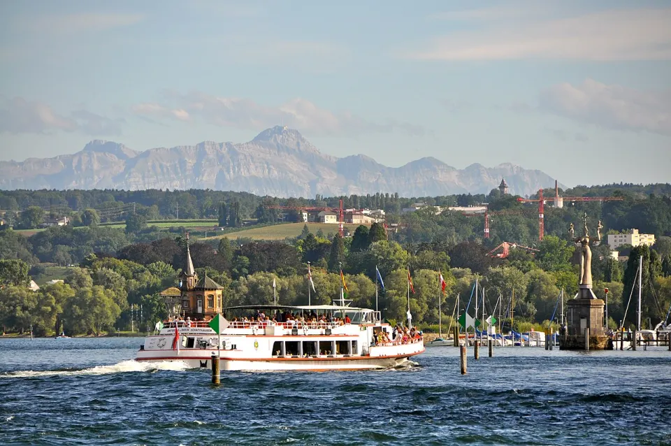 Konstanzer Hafen mit Bodensee und Säntis